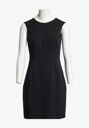 Robe noire sans manches jusqu'aux genoux avec une taille cintrée, présentée sur un buste de mannequin blanc sans tête ni mains.