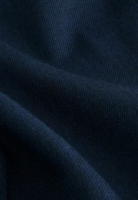 Tissu bleu marine foncé à texture lisse avec un motif côtelé, présentant une construction en maille serrée et un léger éclat subtil.
