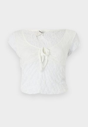 Biały krótki top wykonany z teksturowanej koronki, z zaokrąglonym dekoltem, krótkimi rękawami i detalami z przodu w postaci zawiązania.