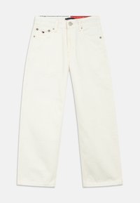 Λευκά τζιν από denim με ευθεία γραμμή, που διαθέτουν ασημένιες μεταλλικές λεπτομέρειες, πέντε τσέπες και κόκκινο χαρακτηριστικό στο εσωτερικό της ζώνης μέσης.