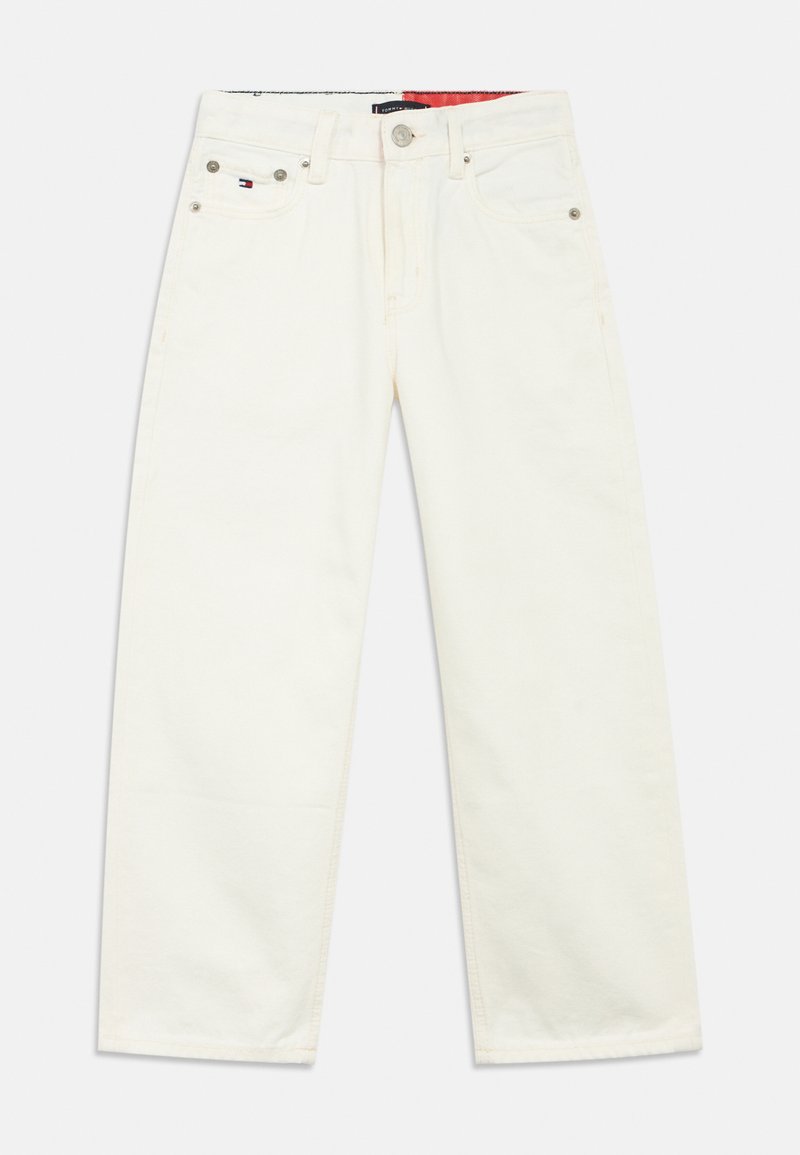 Λευκά τζιν από denim με ευθεία γραμμή, που διαθέτουν ασημένιες μεταλλικές λεπτομέρειες, πέντε τσέπες και κόκκινο χαρακτηριστικό στο εσωτερικό της ζώνης μέσης.
