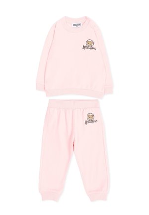 Lichtroze baby sweater en broekset met geribbelde boorden, met een teddybeerlogo en het woord Moschino op borst en been.