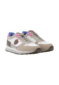 Sneakers mit weißem Mesh-Obermaterial, grauen Wildlederakzenten, pinken und blauen Details sowie einer Gummisohle. Schnürdesign mit gepolstertem Kragen.