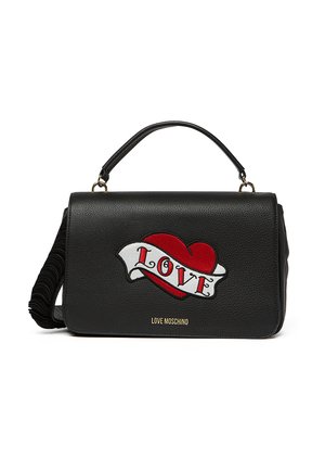Bolso de mano de cuero negro con asa superior, corazón rojo y pancarta blanca que dice "AMOR", y logotipo dorado "LOVE MOSCHINO" en la parte frontal.