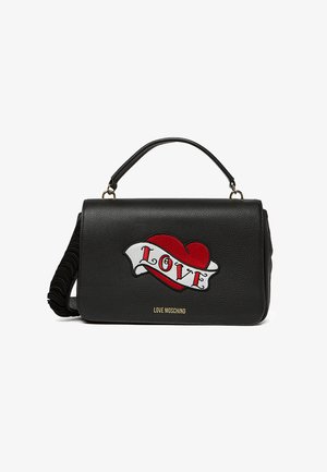 Borsa a mano in pelle nera con manico superiore, cuore rosso e striscia bianca con la scritta "LOVE" e logo dorato "LOVE MOSCHINO" sul fronte.