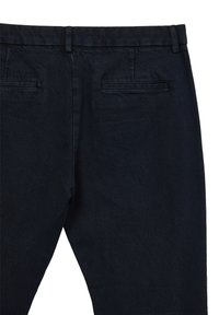 Pantaloni in denim blu scuro con superficie testurizzata, design a gamba dritta e due tasche posteriori. La vita è dotata di asole per la cintura.