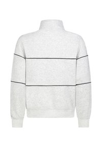 Grauer Pullover mit hohem Kragen, langen Ärmeln und schwarzen horizontalen Streifen auf dem Rücken. Strukturierter Fleece-Stoff.