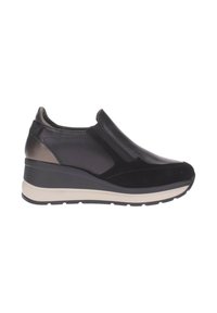 Zapato negro sin cordones que presenta una combinación de materiales de cuero y ante, con una suela de cuña y un acabado texturizado. Incluye paneles elásticos laterales.