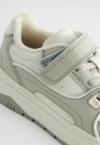 Next REGULAR FIT - Baskets basses - white grey