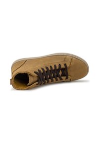 Barna velúr magas szárú sneaker sötétbarna fűzőkkel, kerek orral és textúrált gumitalppal. Belseje puha anyaggal bélelt a kényelem érdekében.