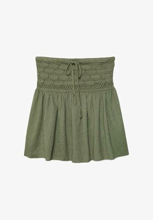 Jupe tricotée vert olive avec une ceinture texturée et ajustée dotée d'un cordon de serrage, et une partie inférieure évasée et plissée.