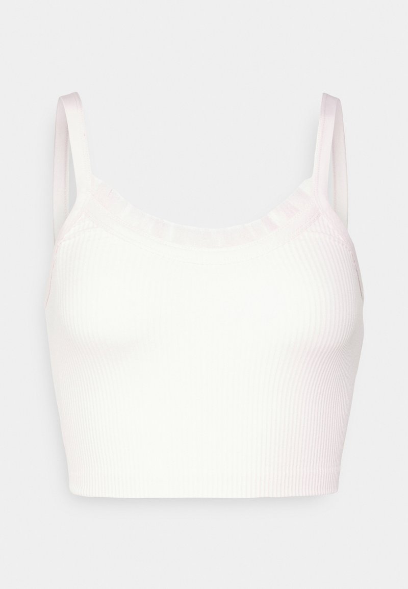 Bílý žebrovaný crop top s tenkými ramínky a měkkou texturou. Disponuje bezešvým designem a přiléhavým, strukturovaným střihem.