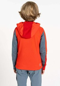 Rote und graue Kapuzenjacke mit glatter Textur; verfügt über eine kontrastierende Kapuze und Ärmel. Für Komfort entworfen, geeignet für den Outdoor-Einsatz.