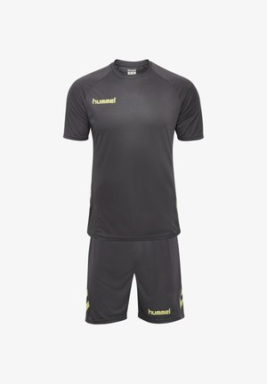 Sort sportstøj med en kortærmet trøje og shorts, med en tekstureret overflade og gule detaljer. Mærke-logo vist på begge dele.