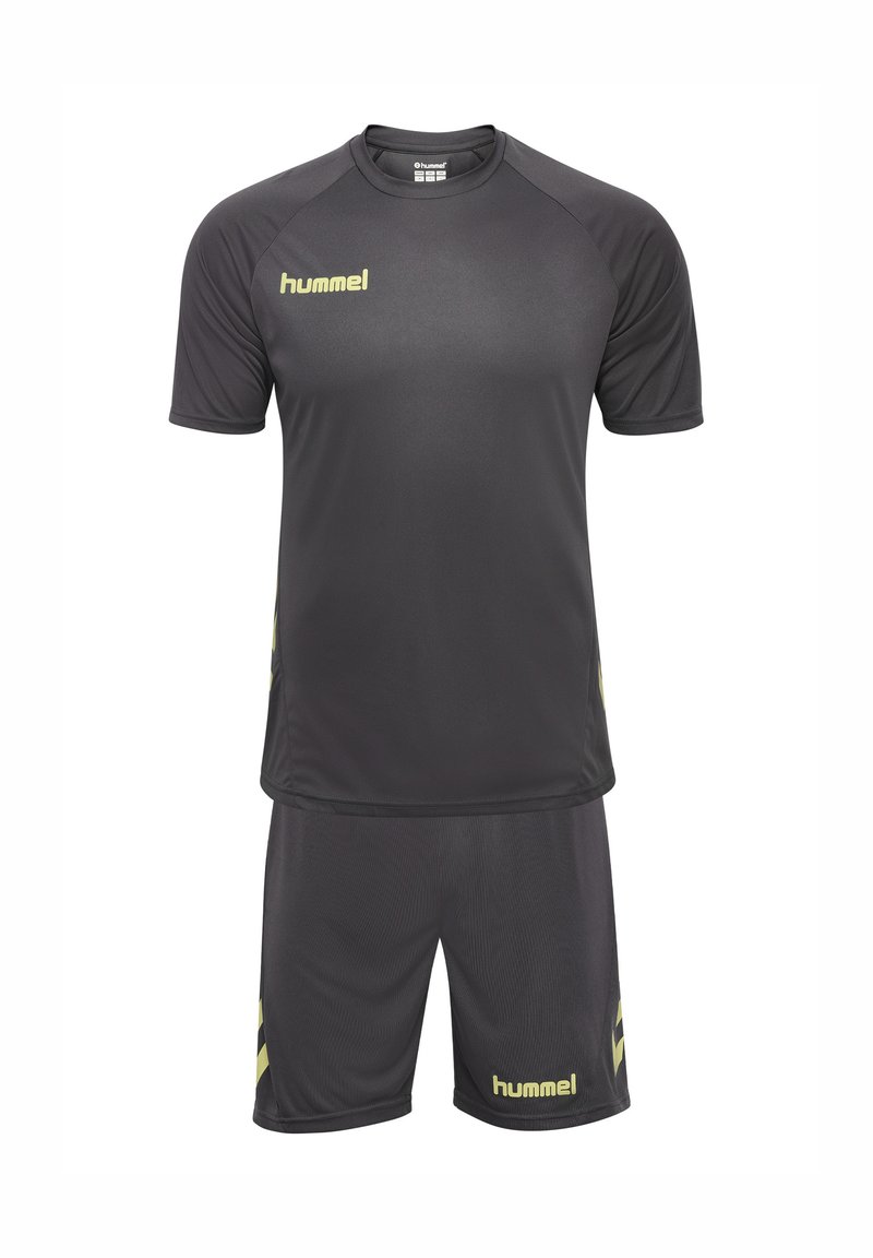 Czarny strój sportowy z krótkim rękawem i szortami, z teksturowanym wykończeniem i żółtymi akcentami. Logo marki widoczne na obu elementach.