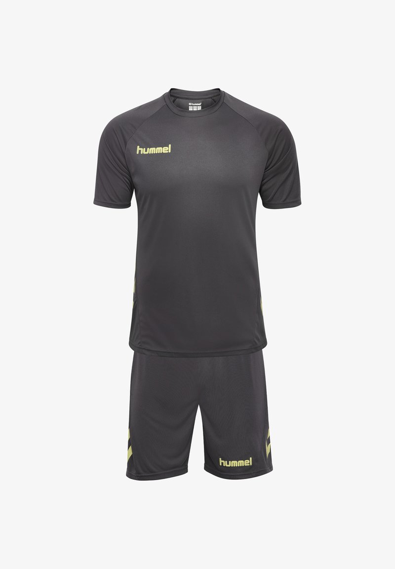 Czarny strój sportowy z krótkim rękawem i szortami, z teksturowanym wykończeniem i żółtymi akcentami. Logo marki widoczne na obu elementach.