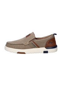 Chaussure décontractée pour homme, à enfiler, en tissu beige avec semelle blanche, accents en cuir marron et empiècements élastiques sur les côtés.
