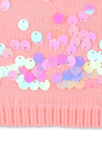 Tissu tricoté rose orné de paillettes circulaires iridescentes de tailles variées, créant un effet texturé et scintillant sur toute la surface.