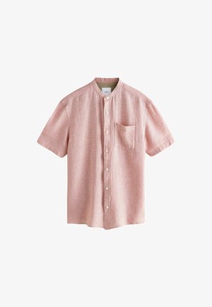 Rövid ujjú, galléros ing világos rózsaszín anyagból, finom textúrával, elülső zsebbel és gombos záródással.