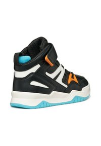 Hoge sneakers van zwart leer met witte en oranje accenten. Heeft een gestructureerd oppervlak, klittenbandsluiting en een lichtblauwe zool.
