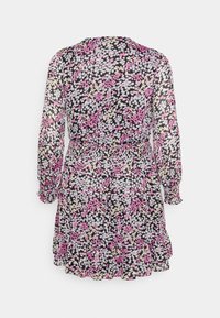 Robe à manches longues avec des fleurs roses, blanches et beiges sur fond noir, taille élastique et ourlet froufrou, vue de dos.