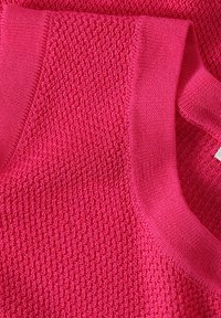 Suéter de punto en un vibrante color rosa, con un patrón texturizado y un cuello y ribetes de color sólido y suave.