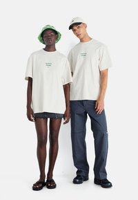 Jack & Jones PREMIUM JPRBLAHARVEY INFO TEE CREW NECK UNISEX - Trükipildiga T-särk - moonbeam