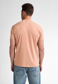 Petrol Industries ARTWORK BLUEFIN - T-shirt print - dusty peach