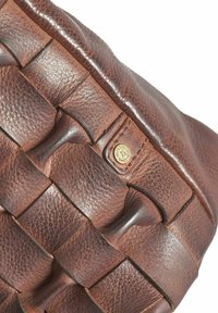 Borsa a tracolla in pelle marrone intrecciata, caratterizzata da una superficie texturizzata, bordi arrotondati e un accento metallico decorativo con un logo.
