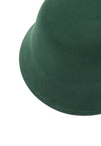 Zielony kapelusz z filcu, z zaokrągloną koroną i szerokim rondem. Charakteryzuje się widocznym przeszyciem na krawędzi i gładką teksturą.