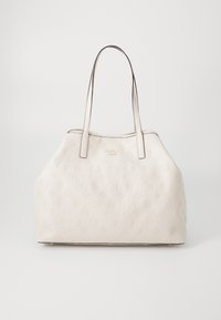 Sac fourre-tout synthétique blanc avec motif de logo embossé, accents métalliques et doubles poignées. Texture douce et forme structurée.
