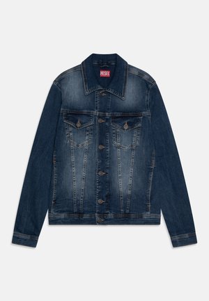 Chaqueta de denim en azul oscuro, con cierre de botones, dos bolsillos en el pecho y un cuello clásico. Incluye detalles desgastados y acentos de costura.