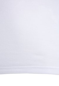 Tissu de t-shirt en coton blanc avec une texture côtelée ; l'ourlet inférieur est fini avec une seule ligne de couture pour plus de durabilité.