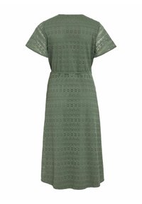 Grön spetsklänning med korta ärmar, lös passform, midjebälte och blommönster över hela klänningen. Knälång design med en texturerad yta.