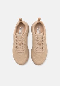 Beiga Skechers sneakers med en slät yta, rund tå, robust sula, snörningsdesign och "Memory Foam"-märke på inläggssulorna.
