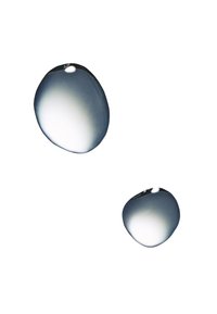 Zwei klare Glaströpfchen, eines größer und das andere kleiner, jeweils mit einer glatten, unregelmäßigen Form und einer reflektierenden Oberfläche, vor einem weißen Hintergrund.