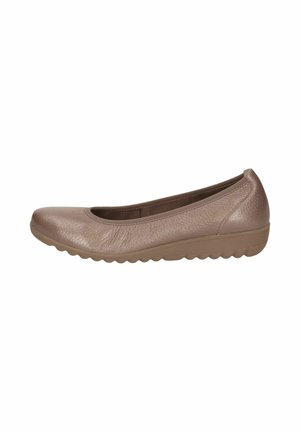 Ballerines en cuir texturé marron clair avec un bout arrondi et une semelle en caoutchouc flexible présentant un motif ondulé.