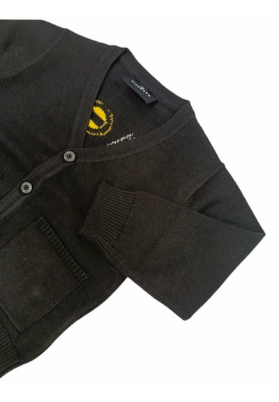 Cardigan nero con collo rotondo, chiusura a bottoni, polsini a costine, tasca frontale e dettaglio ricamato giallo vicino al collo.