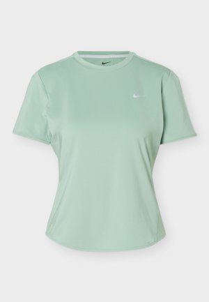 Jasnozielona, krótka koszulka sportowa Nike z krótkim rękawem, okrągłym dekoltem i małym białym logo Nike Swoosh na lewej piersi.