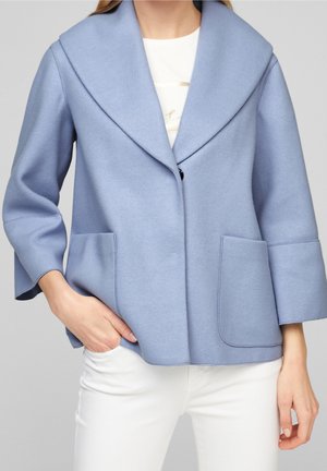 Light blue wool-blend jacket with a wide collar, two front pockets, and three-quarter sleeves. Fastened with one button at the front.