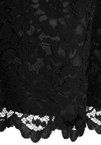 Sort blomsterblonde stof med bølget kant, der har indviklede net- og broderede mønstre.