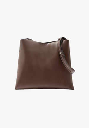 Brązowa skórzana torba typu tote o minimalistycznym designie, wyposażona w pojedynczy pasek na ramię i gładką fakturę. Brak widocznych elementów metalowych czy wzorów.