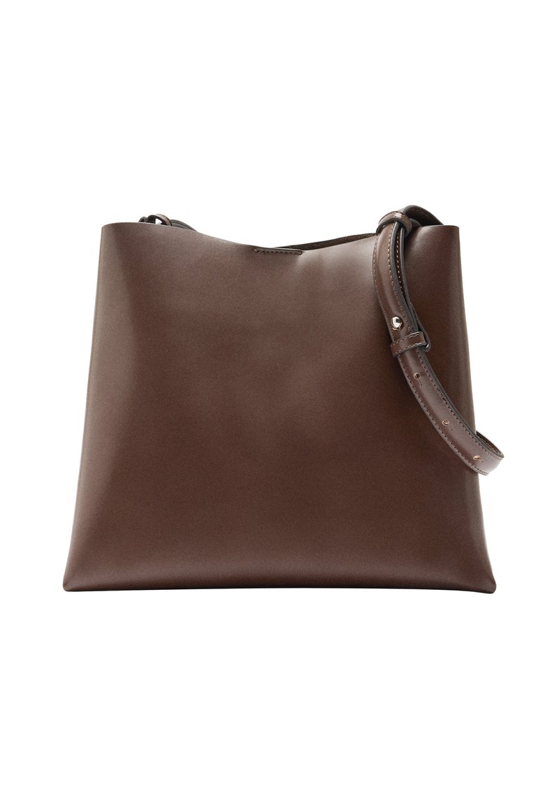 Brązowa skórzana torba typu tote o minimalistycznym designie, wyposażona w pojedynczy pasek na ramię i gładką fakturę. Brak widocznych elementów metalowych czy wzorów.