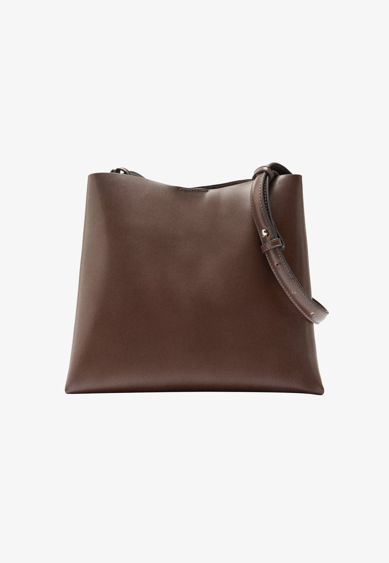 Brązowa skórzana torba typu tote o minimalistycznym designie, wyposażona w pojedynczy pasek na ramię i gładką fakturę. Brak widocznych elementów metalowych czy wzorów.