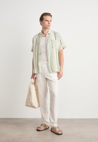 Les Deux KAI SHIRT - Košeľa - ivory/light jade green