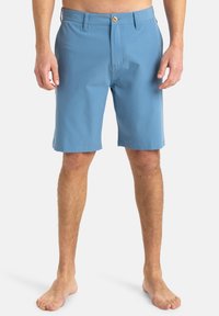 Pantalones cortos de color azul claro, fabricados con un tejido de textura suave. Cuentan con un cierre de botón, presillas para cinturón y un diseño de corte recto.