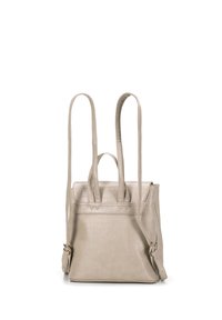 Bolso de mano de cuero beige con relieve de cocodrilo, con dos asas superiores y correa de hombro ajustable. Forma rectangular con un compartimento con cremallera.