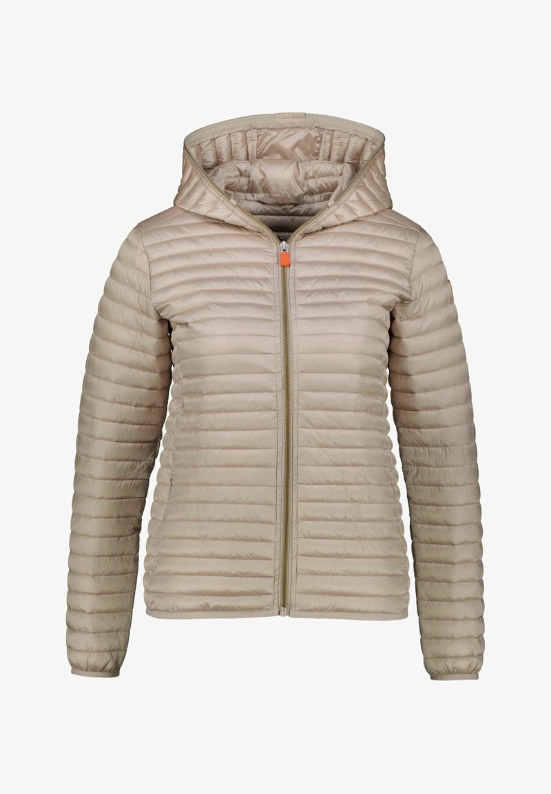 Veste matelassée beige clair avec fermeture éclair intégrale à l'avant et capuche attachée, présentant des coutures horizontales et des manches cintrées.