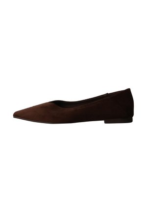 Chaussure plate en daim brun foncé avec bout pointu et petit talon, vue de côté sur fond blanc.