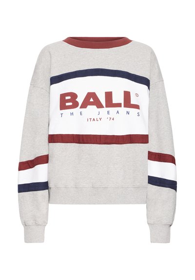 Sweat-shirt gris avec un panneau central blanc orné de rayures rouges et bleu marine, et un marquage "BALL" en lettres majuscules. Manches et col en bord-côte.